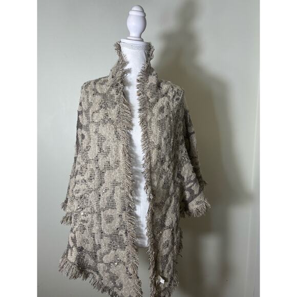 Altar'd State Off White and Gray Print Fringe Shawl Sz OS - Picture 1 of 2